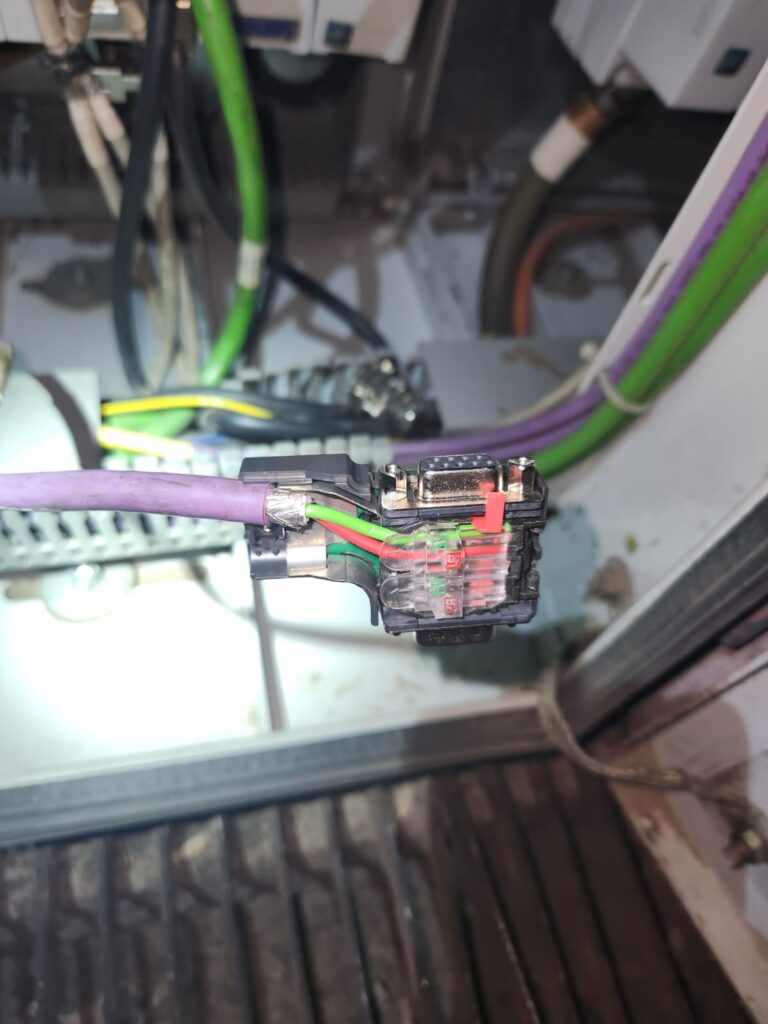 Conector profibus mal armado